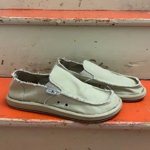 Sanuk slip on, 9